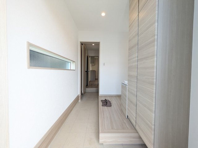 八王子市　楢原町　新築一戸建ての玄関|～シューズインクローク付き　物が溢れがちな玄関をスッキリとした状態に保てます～