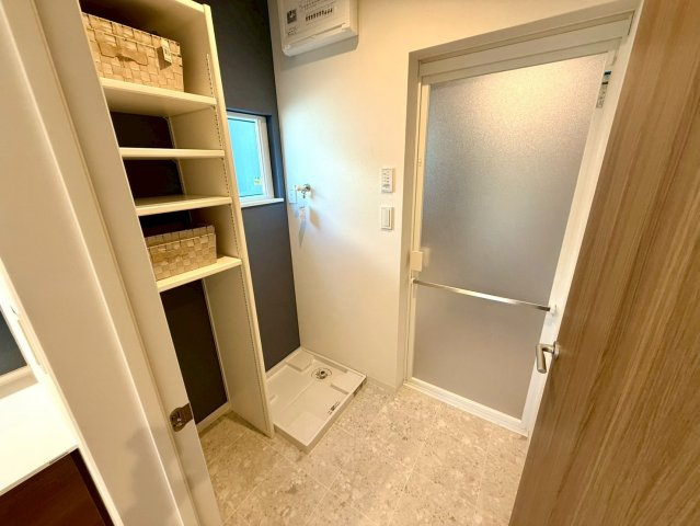 吾川郡いの町　新築一戸建てのランドリースペース|収納棚付きでタオルや洗剤もすっきり整理できる脱衣スペース。