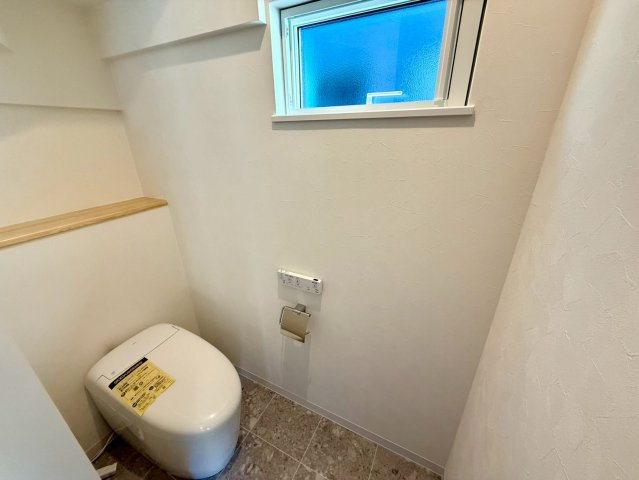 吾川郡いの町　新築一戸建てのトイレ|スタイリッシュなタンクレストイレで、空間を広くすっきりと演出