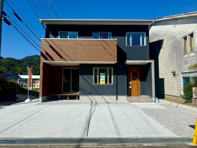 吾川郡いの町　新築一戸建ての外観|木目×ブラックのモダンな外観。駐車３台可で来客時も安心です！