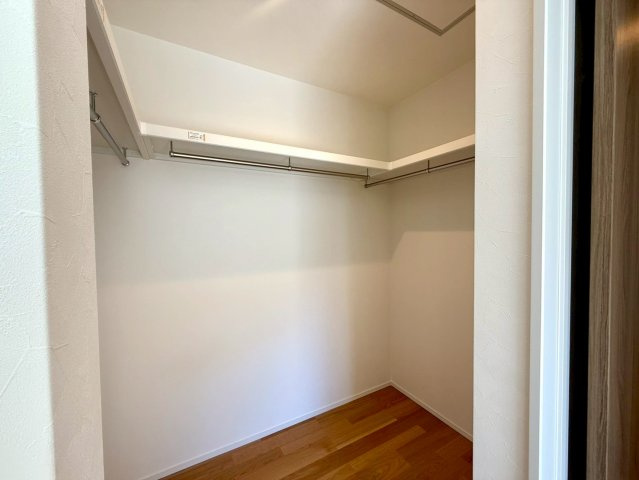 吾川郡いの町　新築一戸建ての収納|ハンガーパイプを2面に設けた、収納力たっぷりのウォークインクローゼット