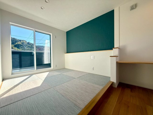 吾川郡いの町　新築一戸建ての和室|アクセントクロスが映える、上品でモダンな畳ルーム。