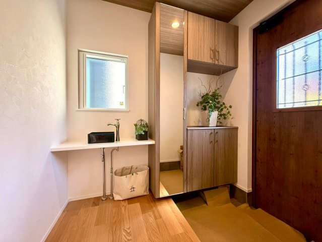 吾川郡いの町　新築一戸建ての玄関|玄関に手洗いを設置し、衛生面とデザイン性を両立。