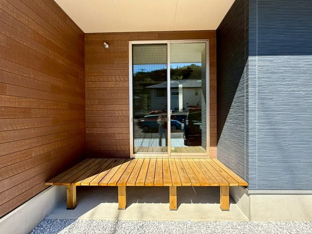 吾川郡いの町　新築一戸建てのその他|屋根付きのウッドデッキは、洗濯物干しやちょっとした休憩スペースとして便利です。
