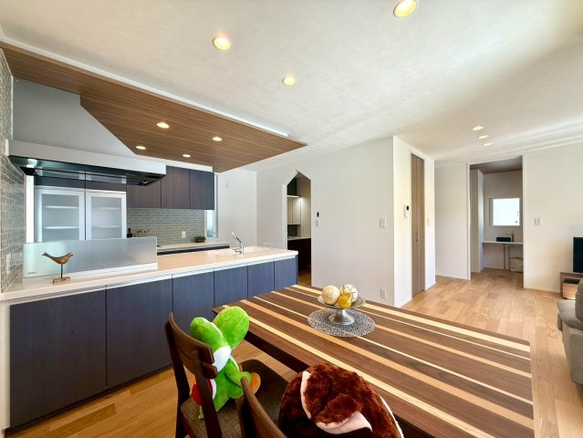 吾川郡いの町　新築一戸建ての居間・リビング|夕飯の支度をしながら、リビングの笑い声が聞こえるっていいですよね。