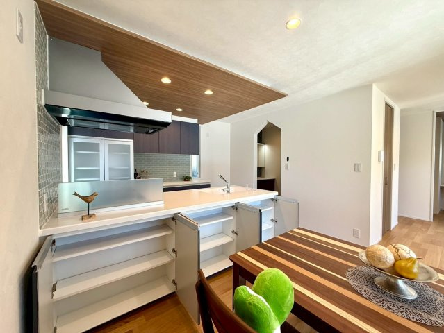 吾川郡いの町　新築一戸建ての居間・リビング|ｷｯﾁﾝ下にこれだけ入ると、カウンターの上が散らからなくて助かりそう♪