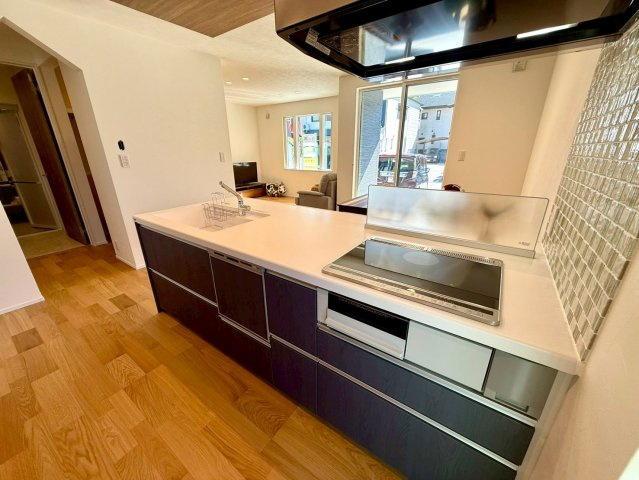 吾川郡いの町　新築一戸建てのキッチン|調理スペースが広いと、弁当作りのとき助かるんですよね〜♪