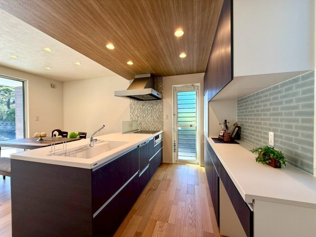 吾川郡いの町　新築一戸建てのキッチン|キッチンまわりに十分な作業スペースがあると、ストレス減りますよね