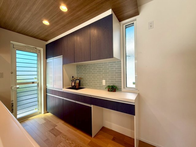 吾川郡いの町　新築一戸建てのキッチン|木目とタイルの組み合わせ、ほんのりカフェっぽくて素敵ですよね