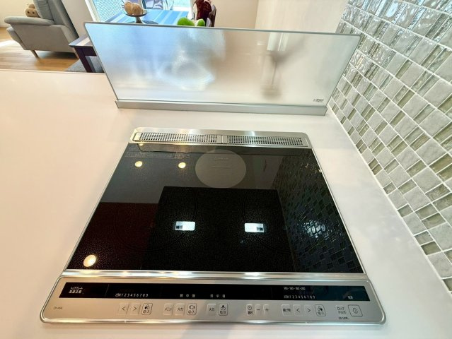 吾川郡いの町　新築一戸建てのキッチン|このガラスパネル、油ハネを防ぎつつ見た目もおしゃれです♪