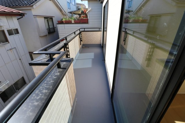 【バルコニー】 | ふじみ野市富士見台　新築一戸建住宅　全1棟　(ふじみ野店) | 南バルコニーで毎日のお洗濯もラクラク快適！
