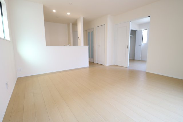 【居間・リビング】 | ふじみ野市富士見台　新築一戸建住宅　全1棟　(ふじみ野店) | LDK　15帖
暮らしの中心となるリビングは、家族みんなが心地よく過ごせる空間に。