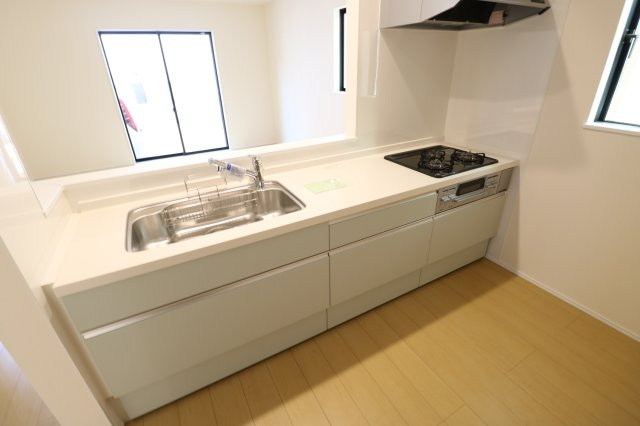 【キッチン】 | ふじみ野市富士見台　新築一戸建住宅　全1棟　(ふじみ野店) | お料理のしやすい広い調理スペースが魅力です。