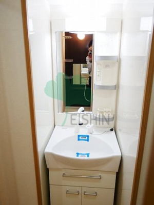 【洗面所】 | ロイヤル博多駅前 | シンプルで使いやすい洗面台です！