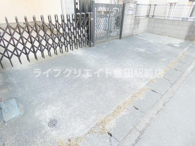 西平山1丁目貸家の駐車場