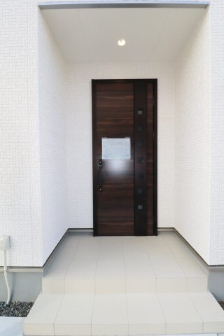 郡山市安積町笹川字北向　　　１号棟　　　安積第３小学校、安積第２中学区　の玄関