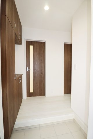 郡山市安積町笹川字北向　　　１号棟　　　安積第３小学校、安積第２中学区　の玄関