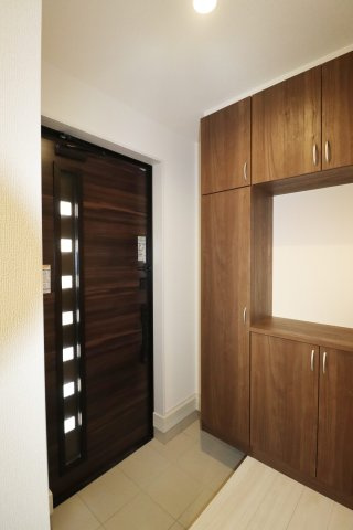 郡山市安積町笹川字北向　　　１号棟　　　安積第３小学校、安積第２中学区　の玄関