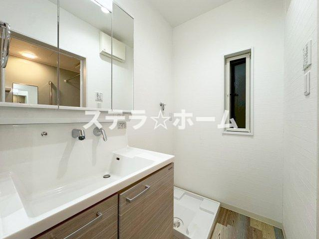 夕日丘3 中古戸建の独立洗面台|独立洗面台、小物を置くことができて便利です