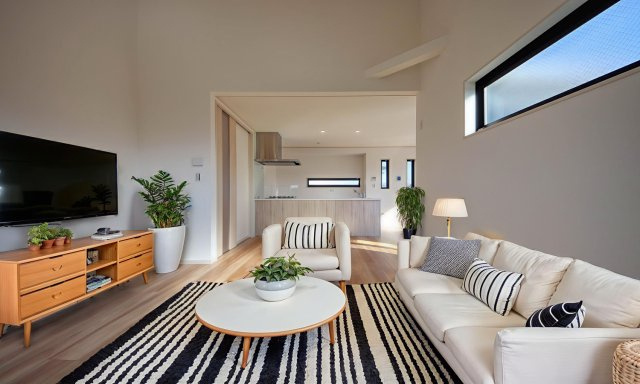 【居間・リビング】 | 現況の物件写真に、画像処理（CG)がされております。
照明・家具・カーテン・小物類等はCG画像になります。