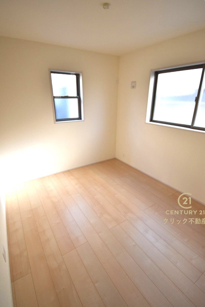 リーブルガーデン  ひたちなか船窪　第2　限定1棟！の洋室|二面窓は採光に優れお部屋を明るく照らします。２面の窓から景色が見えるので開放感があり、通風も良く快適にお過ごしいただけます。