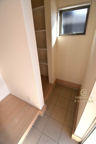 リーブルガーデン  ひたちなか船窪　第2　限定1棟！の玄関|お好みのシューズラックを置いても◎窓があるので採光、通風良好な玄関土間です。