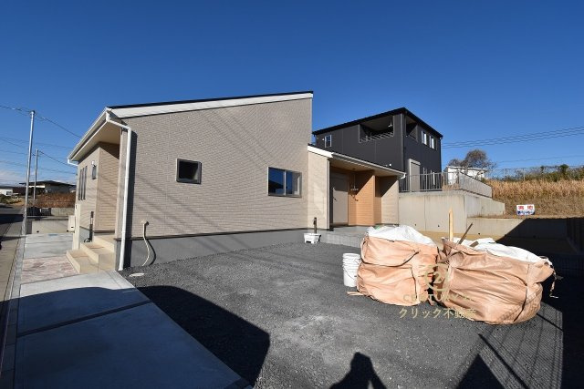 リーブルガーデン  ひたちなか船窪　第2　限定1棟！の前面道路含む現地写真|並列駐車可能なカースペースを確保。前面道路幅6メートルで駐車ラクラク♪