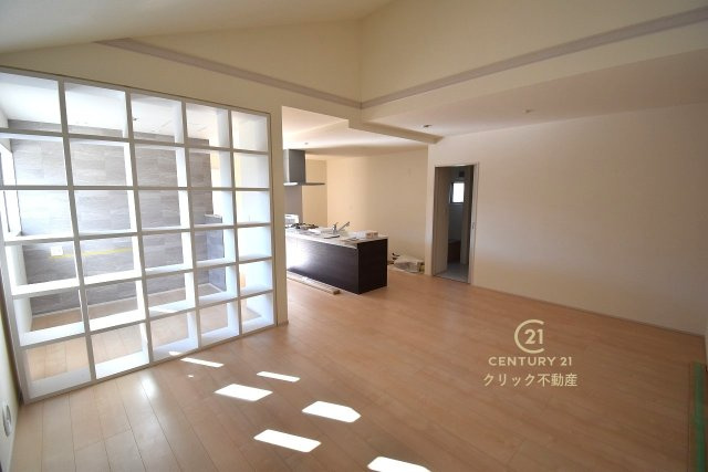 リーブルガーデン  ひたちなか船窪　第2　限定1棟！の居間・リビング|リビングにワークスペースを設けました。お子さまの学習、家族共有のパソコンの定位置、ちょっとした書き物など自由に使えます。