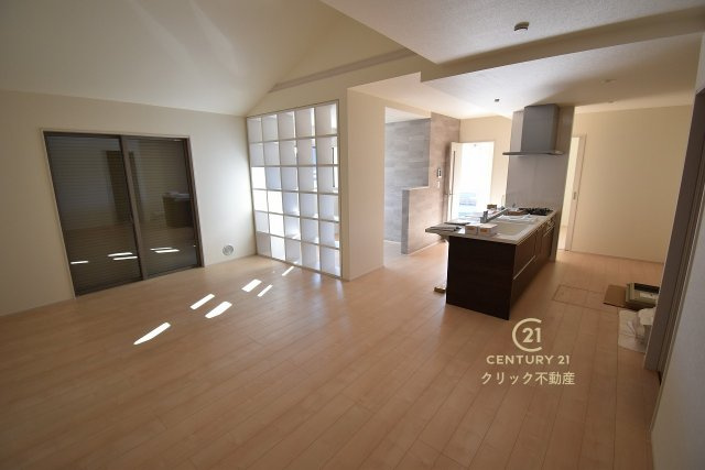 リーブルガーデン  ひたちなか船窪　第2　限定1棟！の居間・リビング|勾配天井で空間をより広く感じられます。大きなダイニングセットや背の高い観葉植物を置いてもまだまだ余裕♪家族で集まっても人を招いても、空間にゆとりがあると自然に寛げます。