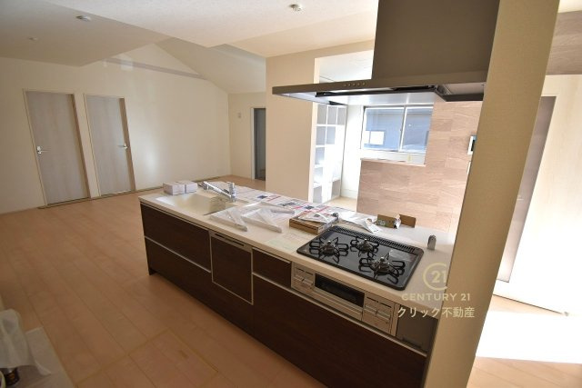 リーブルガーデン  ひたちなか船窪　第2　限定1棟！のキッチン|キッチンからリビング全体が見渡せます。料理を作ることも、後片付けも、家族皆でまるごと楽しんでしまいましょう！会話がはずむ対面キッチンです。