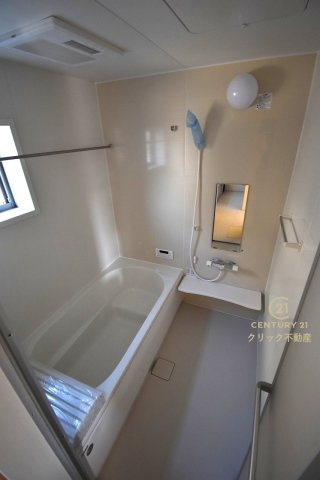 リーブルガーデン  ひたちなか船窪　第2　限定1棟！の浴室|浴槽への出入りが安全な低床タイプのユニットバスです。洗い場は滑りにくい速乾床ですので、お子様やご高齢の方にも安心です。自動お湯張りに追焚機能付きのオートバスです。