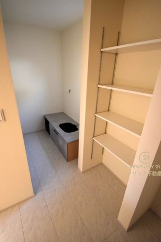 リーブルガーデン  ひたちなか船窪　第2　限定1棟！の脱衣所|朝の洗顔、歯磨きも、入浴後の肌や髪のお手入れも、きっと優雅な気持ちになるお洒落なパウダールームです♪リネンスペースは可動棚付きです。