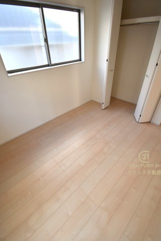 リーブルガーデン  ひたちなか船窪　第2　限定1棟！の洋室|フローリングなので重い家具も置けます。カーテンと家具を揃えるなどして、お好みのインテリアを楽しむことができます。収納スペースは全室に配備しております。