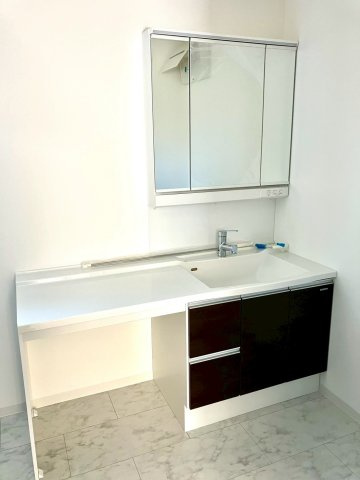 丸亀市土器町西　シックなデザインの平屋戸建住宅の独立洗面台