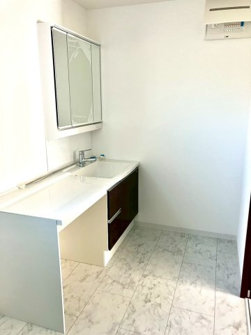 丸亀市土器町西　シックなデザインの平屋戸建住宅の洗面所