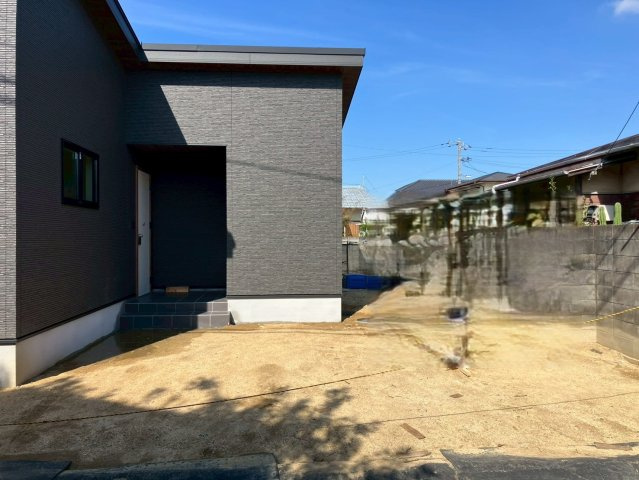 丸亀市土器町西　シックなデザインの平屋戸建住宅の駐車場