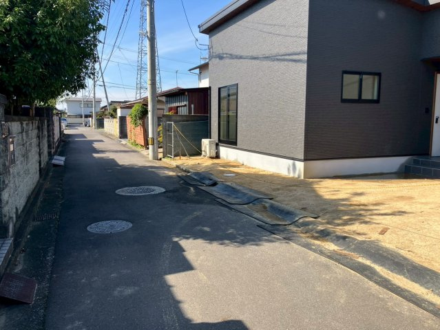 丸亀市土器町西　シックなデザインの平屋戸建住宅の前面道路含む現地写真