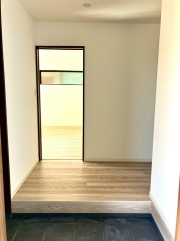 丸亀市土器町西　シックなデザインの平屋戸建住宅の玄関