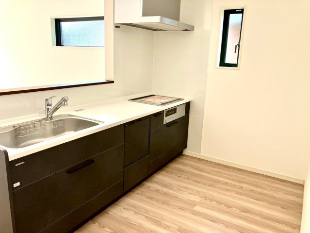 丸亀市土器町西　シックなデザインの平屋戸建住宅のキッチン