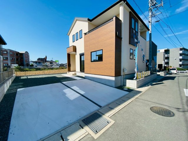 よかタウン／東区保田窪3丁目1期／14号棟の前面道路含む現地写真