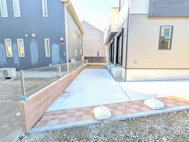 八王子市　楢原町　新築一戸建ての前面道路含む現地写真|～東側16ｍ道路に面しています～