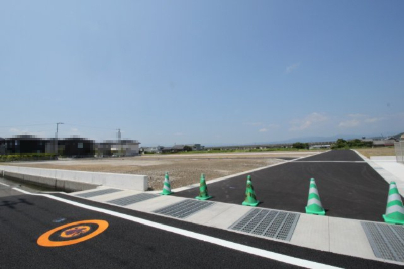 香南市野市町西野　新築戸建　⑧　駐車場５台　（全2棟）の前面道路含む現地写真|道路幅　6.0ｍ