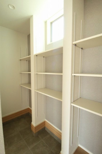 香南市野市町西野　新築戸建　⑧　駐車場５台　（全2棟）の収納|シューズインクローク