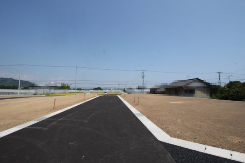 香南市野市町西野　新築戸建　⑧　駐車場５台　（全2棟）の前面道路含む現地写真|道路幅　6.0ｍ