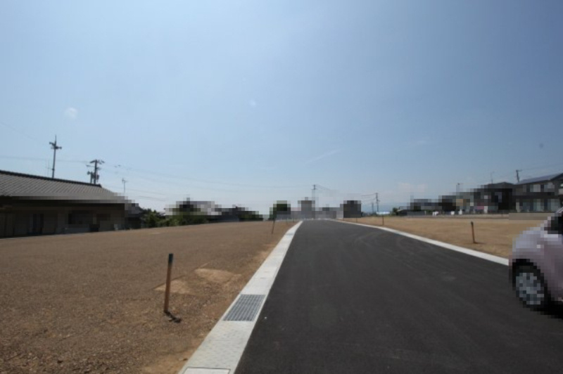 香南市野市町西野　新築戸建　⑧　駐車場５台　（全2棟）の前面道路含む現地写真|道路幅　6.0ｍ
