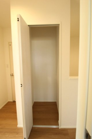 香南市野市町西野　新築戸建　⑧　駐車場５台　（全2棟）の収納|2Ｆ　ホール