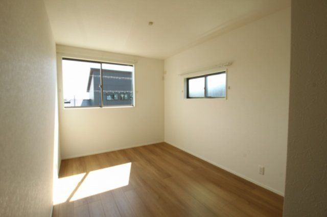 香南市野市町西野　新築戸建　⑧　駐車場５台　（全2棟）の洋室|2Ｆ　南西の部屋　6.6帖