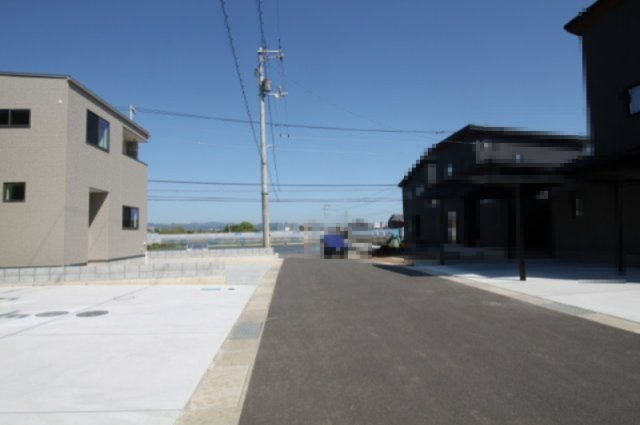 香南市野市町西野　新築戸建　⑧　駐車場５台　（全2棟）の前面道路含む現地写真|道路幅　6.0ｍ