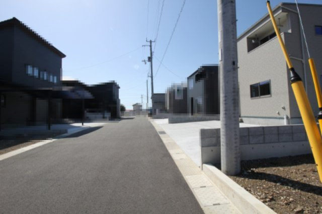香南市野市町西野　新築戸建　⑧　駐車場５台　（全2棟）の前面道路含む現地写真|道路幅　6.0ｍ