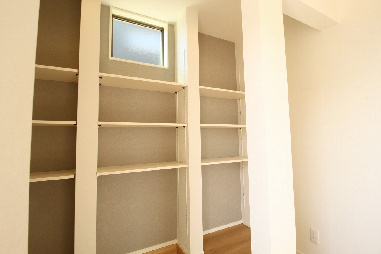 香南市野市町西野　新築戸建　⑧　駐車場５台　（全2棟）の収納|シューズインクローク